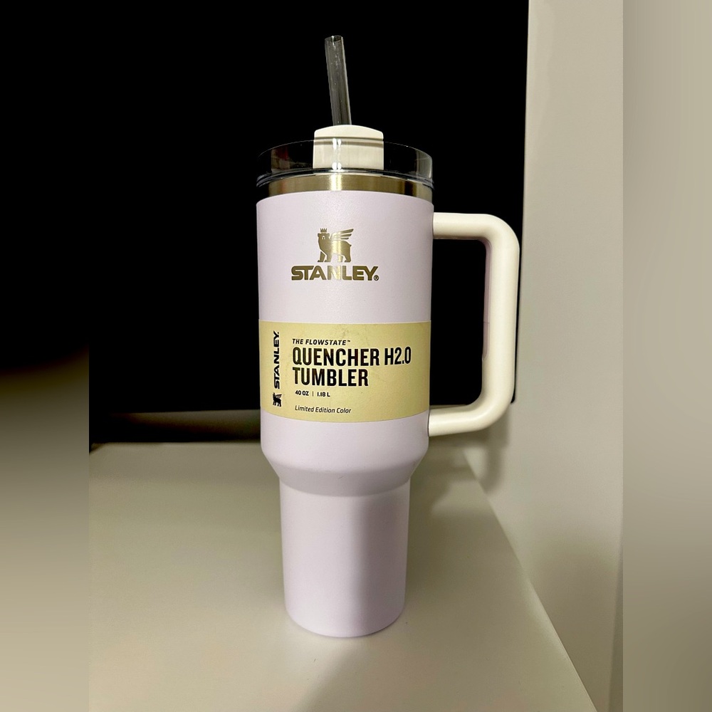 Stanley 40 oz Stainless Steel
H2.0 FlowState Quencher
Tumbler Colour Wisteria